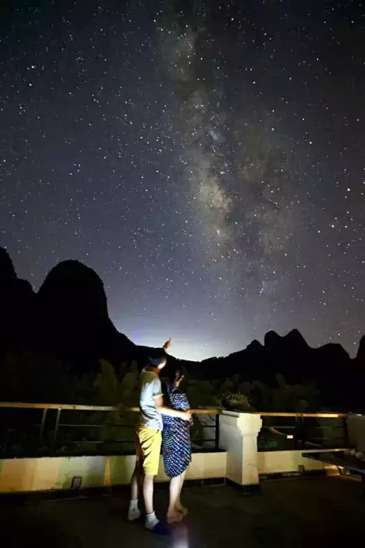 青山幽幽，碧水潺潺，共赏漓江月