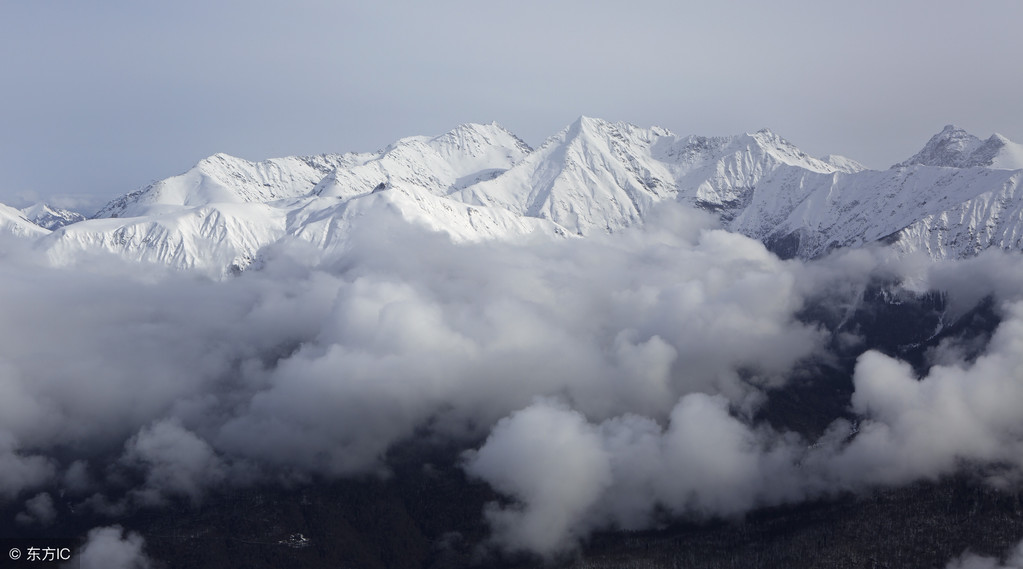 庄严、巍峨、肃穆，圣洁美丽的雪山，描写雪山的句子