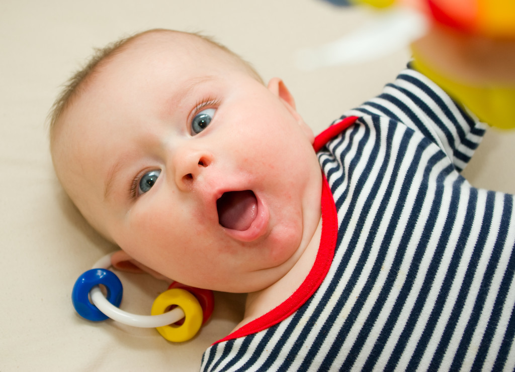 2个月的小婴儿这样玩，既增加安全感，还能让宝宝更聪明