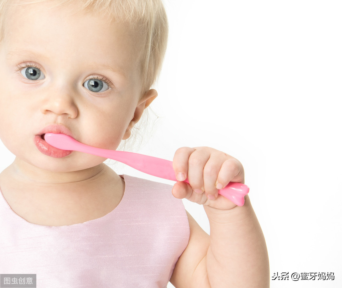 婴儿牙龈发白（宝宝出牙有什么症状）-幼儿百科-魔术铺