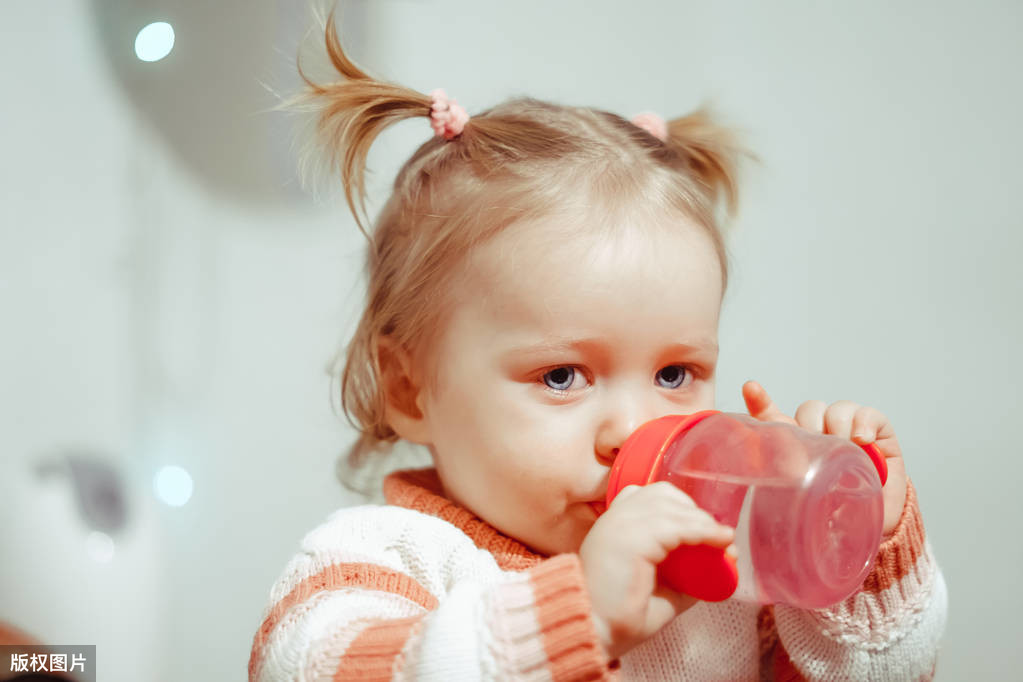 宝宝多大开始喝水？喝多少水合适？喝什么水好？请收藏这篇