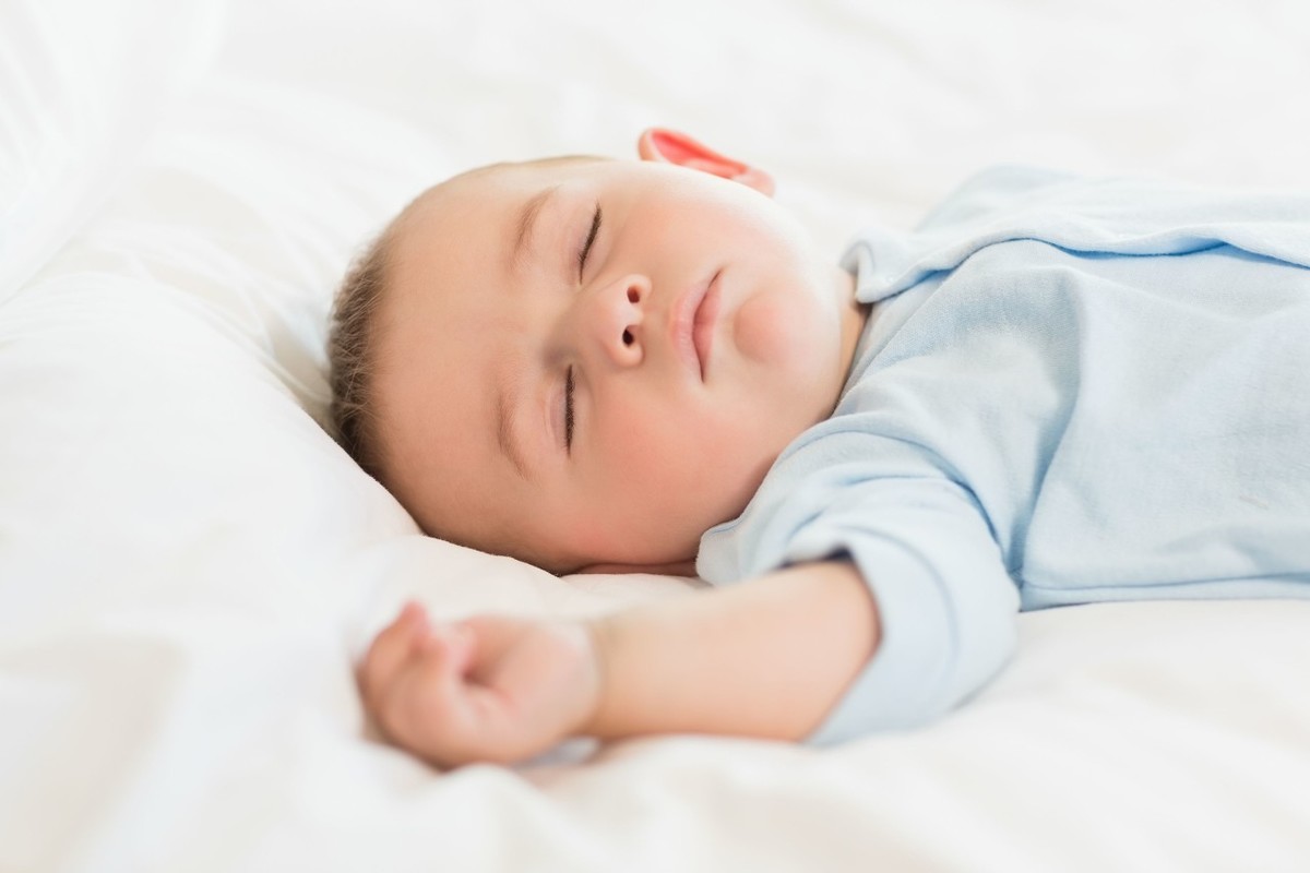婴儿侧睡正确图解（一不留神儿）-幼儿百科-魔术铺