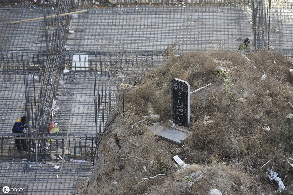 农村老家房屋旁边50米内有人新建了坟墓，该怎么处理？你怎么看？