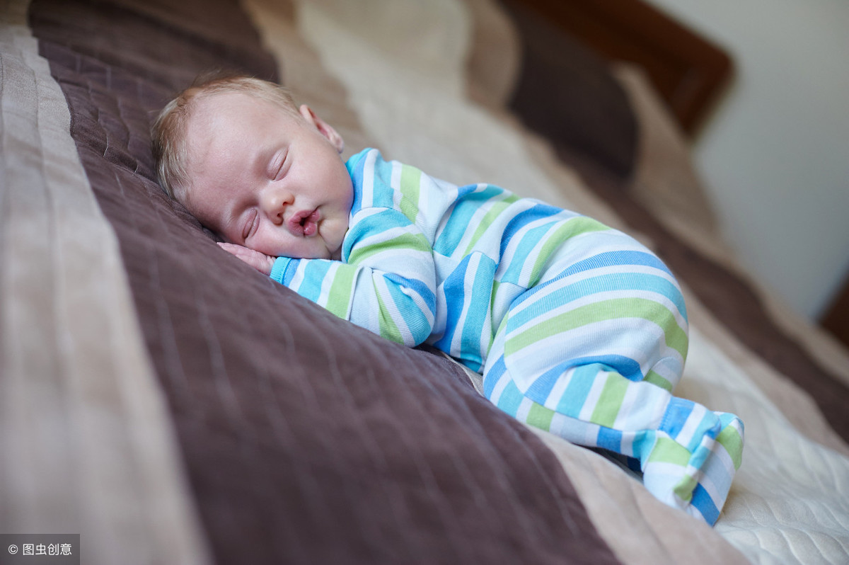 孩子为啥总是喜欢趴着睡觉？育儿专家：可能是因为这3点！_宝宝
