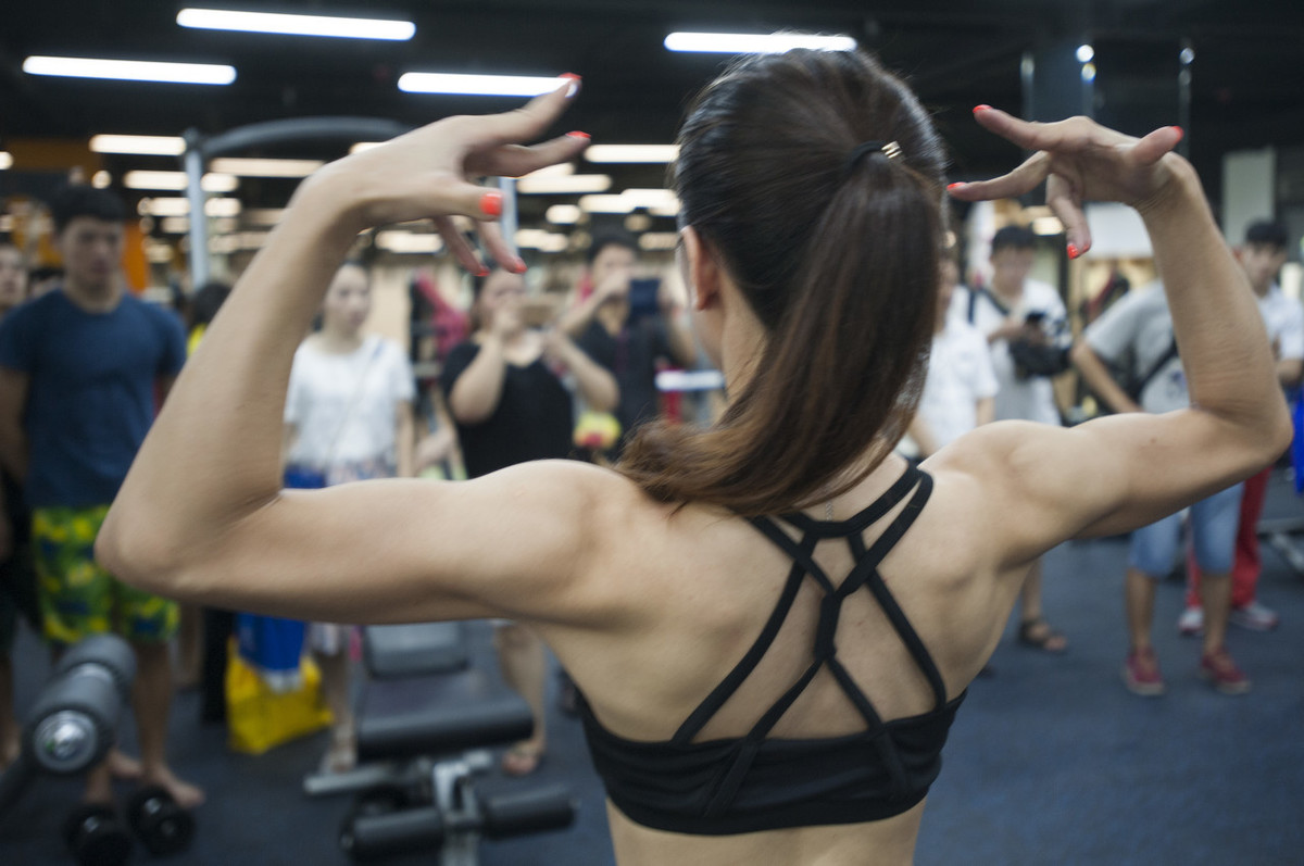 女生練背的好處有哪些？一組背部動作幫你矯正體型，強壯背肌