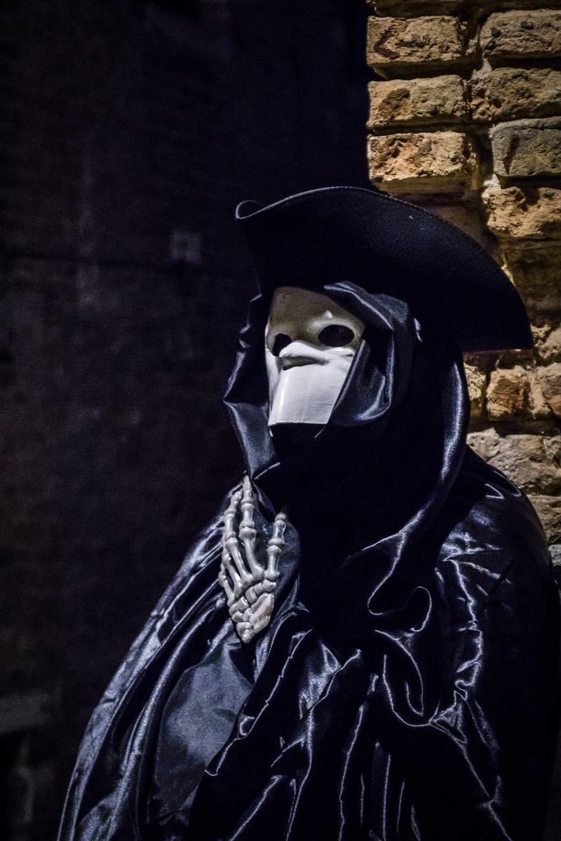 威尼斯面具(威尼斯狂欢节面具大盘点，最怪异的竟然曾是医生的“口罩”)