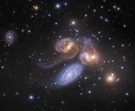 银河系规模庞大，这个星系却比银河系大了2万倍，最大星系有多大