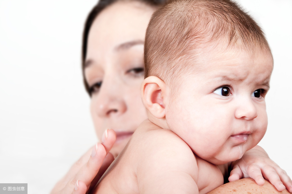 宝宝频繁呛奶吐奶，光拍背没有用，还是用这9个方法更管用