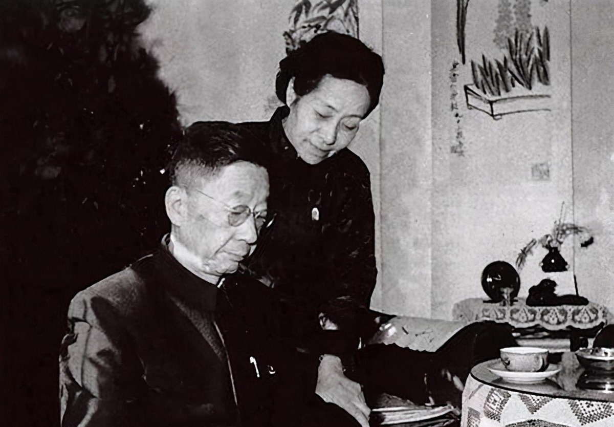 老舍跳湖前，在公园湖边坐了整整一天，是什么让他最终决定去死？