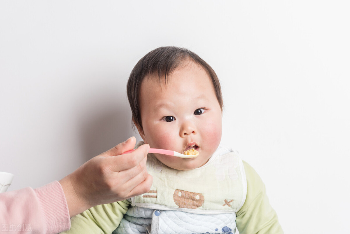 宝宝第一口辅食吃米粉，还是鸡蛋黄？什么牌子米粉好？一分钟了解