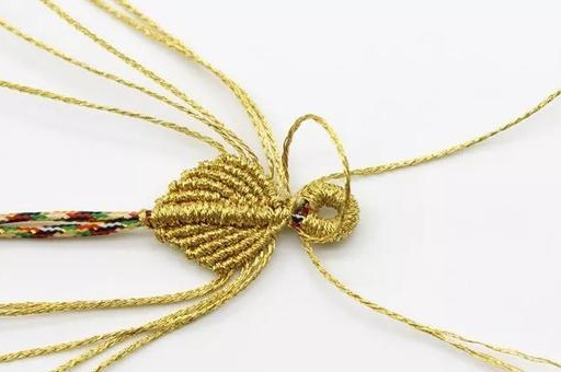 找根金色的绳子，编片菩提叶，做手链、挂件都好，好看更好寓意