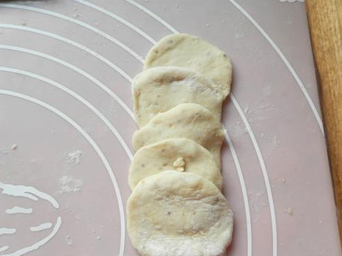 冬天，要常吃没有打农药的水果，坚持食用，晒黑的皮肤慢慢白