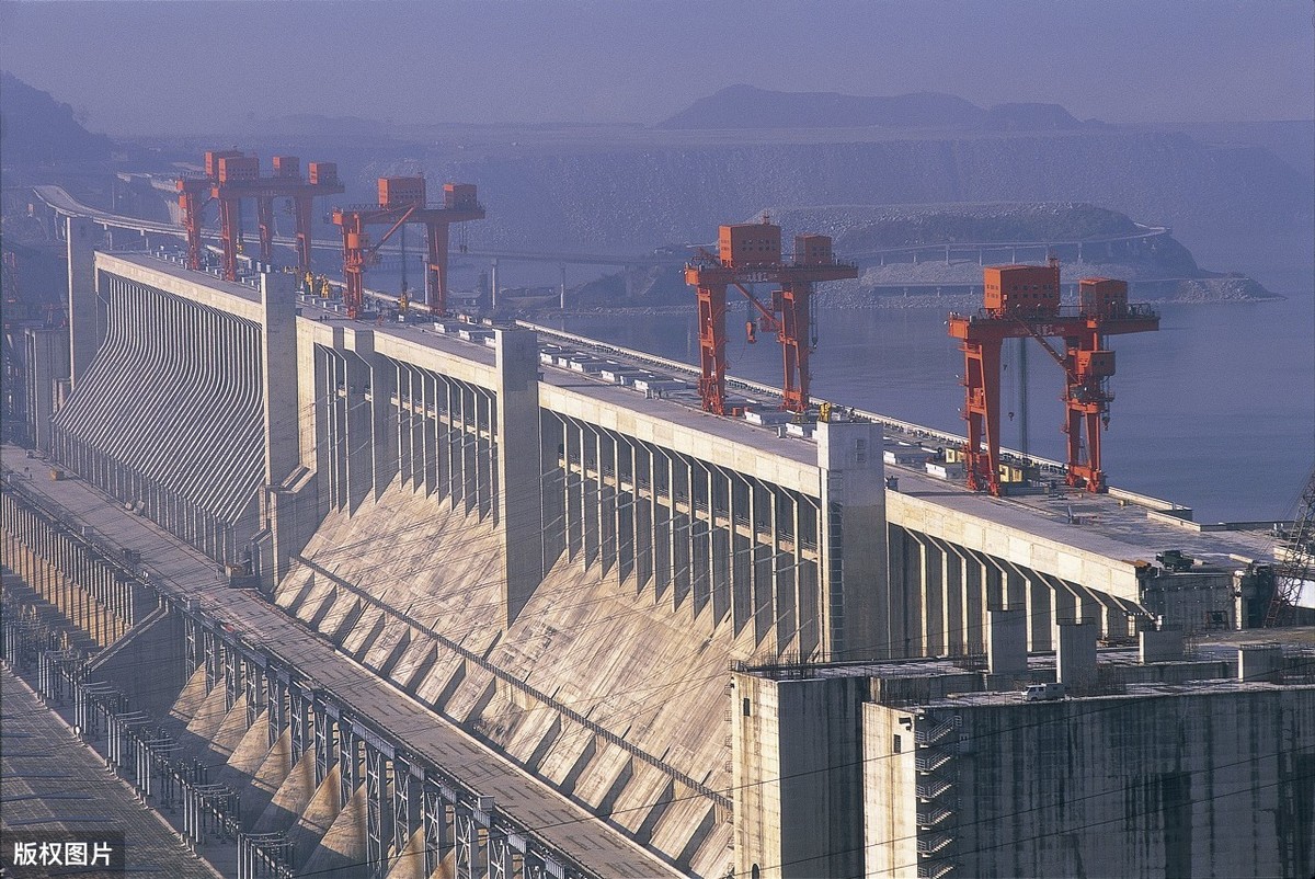 投资近2000多亿的三峡大坝，十几年过去了，到底是亏了还是赚了呢