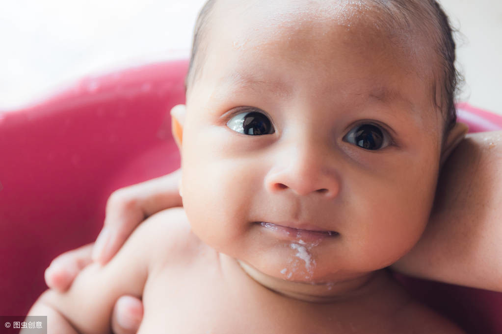宝宝频繁呛奶吐奶，光拍背没有用，还是用这9个方法更管用