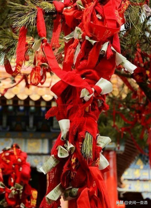 传说到泰山系红绳可拴娃娃，比较灵验的地方有3处，每年香火旺盛