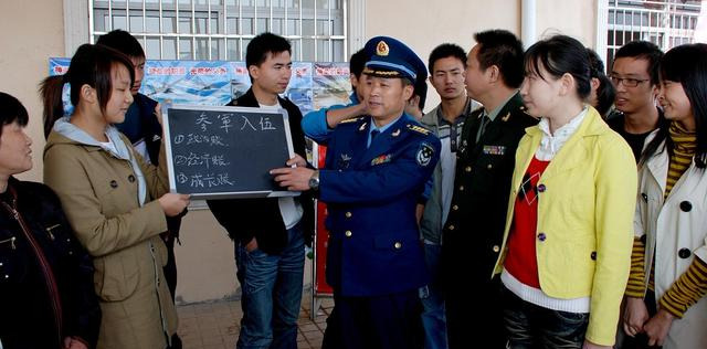 如今大学生当兵真好，所有“优惠政策”都围着转，望周知