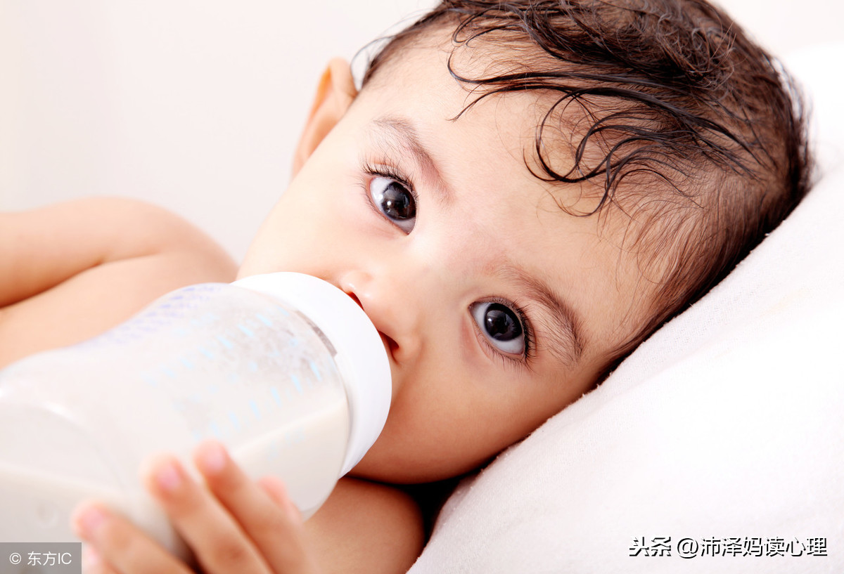 婴儿总是呛奶怎么回事（宝宝为什么喝奶容易被呛到）-幼儿百科-魔术铺