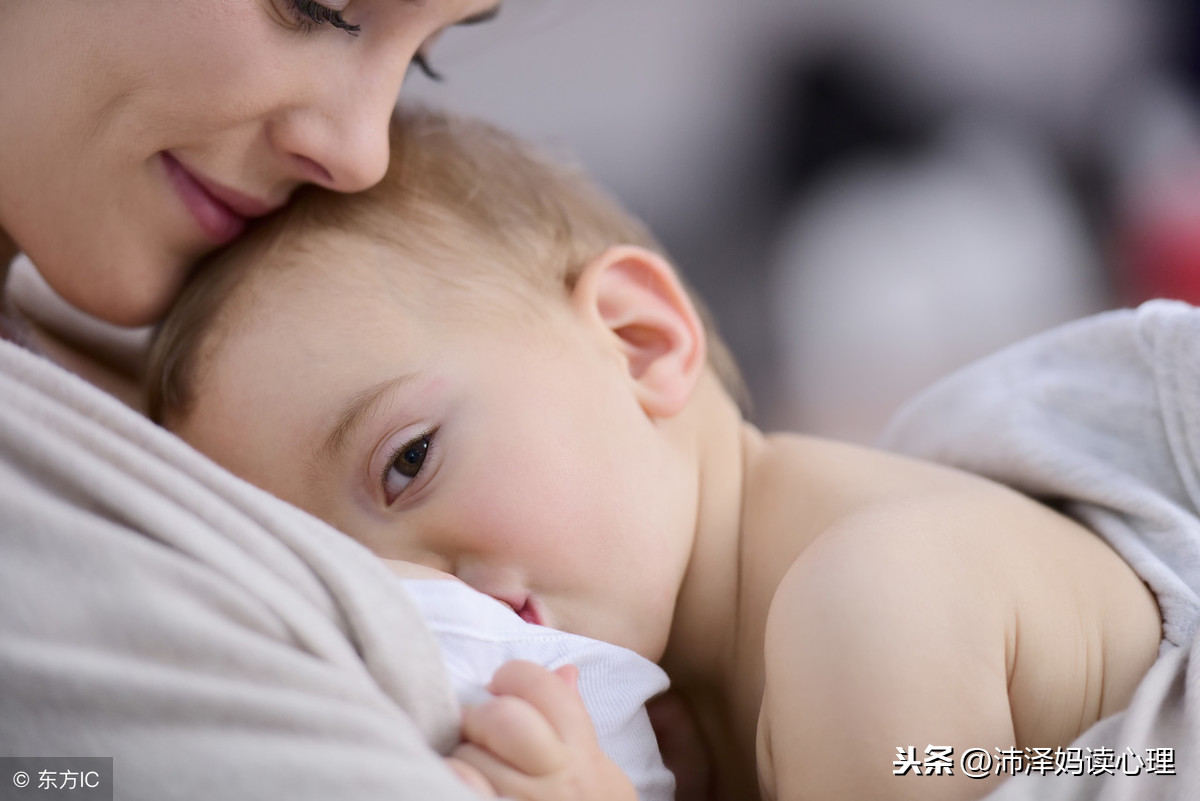 婴儿都会吐奶，是正常的生理现象？出现这4种情况应及时就医