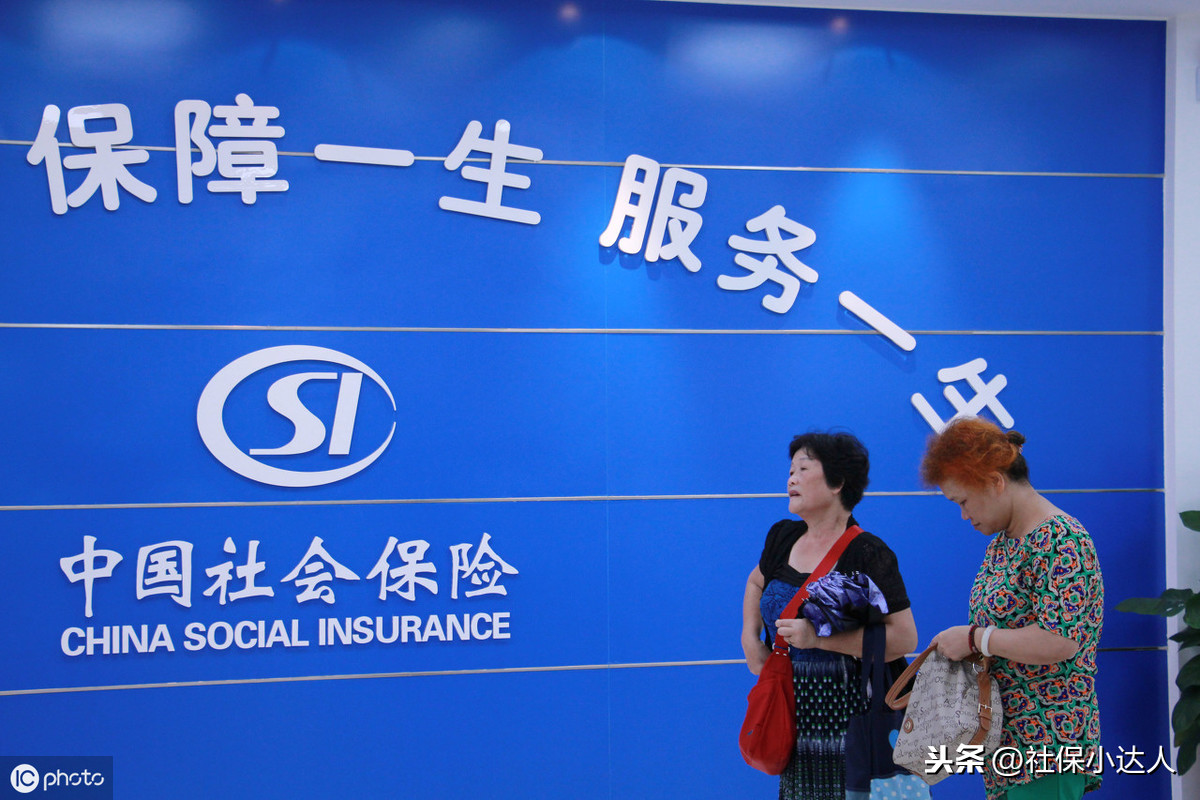 如果在两个不同的省份都缴纳了社保15年，那么最终在哪里退休呢？