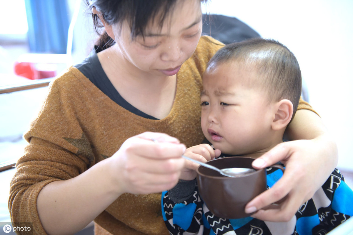 宝宝添加辅食后拉肚子，医生多问一句话，奶奶错误喂养方式是主因