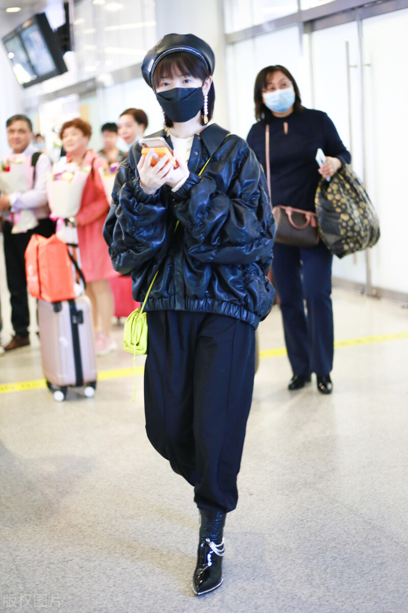 毛晓彤穿黑色短款羽绒服背黄色包包现身机场，佩戴珍珠耳饰超温柔