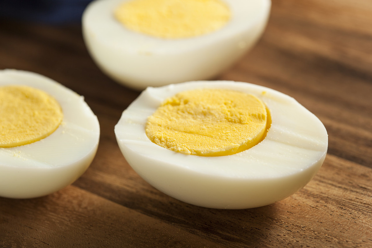 煮鸡蛋时，为什么总是破裂？试试这样煮，鸡蛋不破皮还好剥