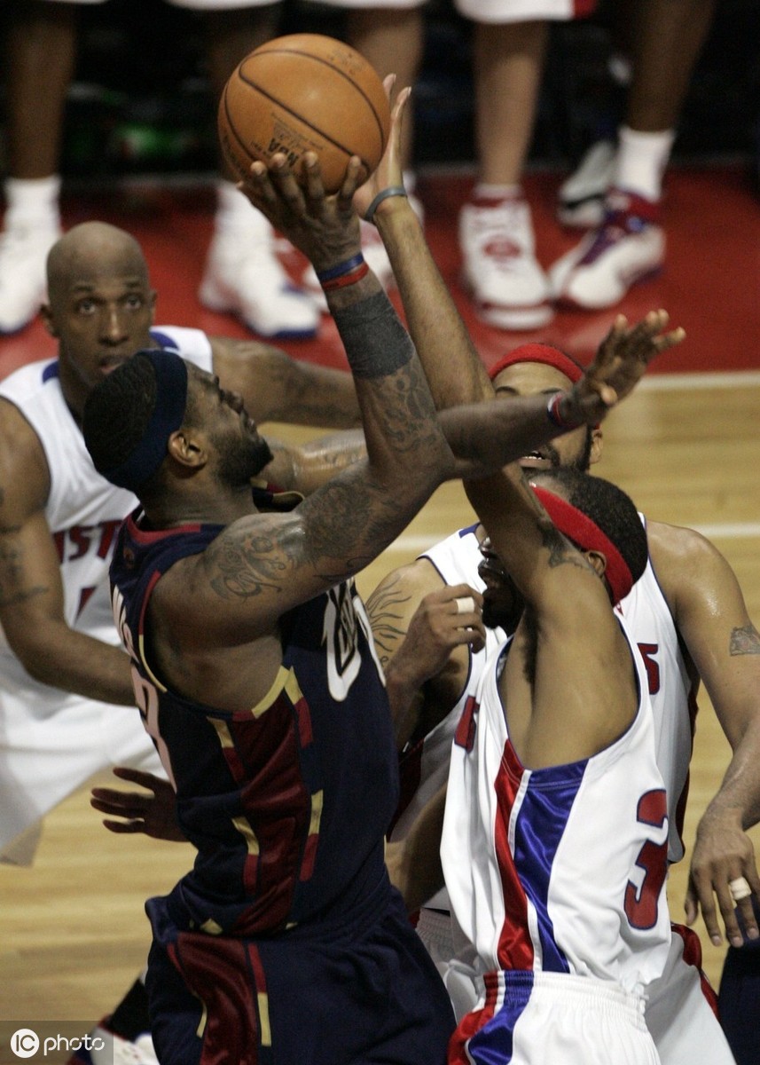 NBA人物志：“抱团”毁一生？揭秘22岁詹姆斯2007年淘汰活塞往事