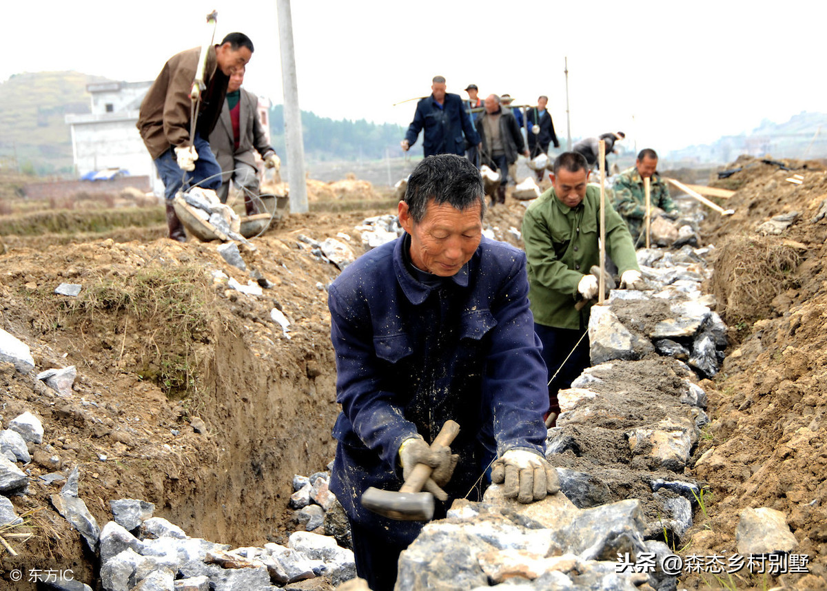 在农村建房时出事了，怎么办？必须签建房施工合同（附合同范本）