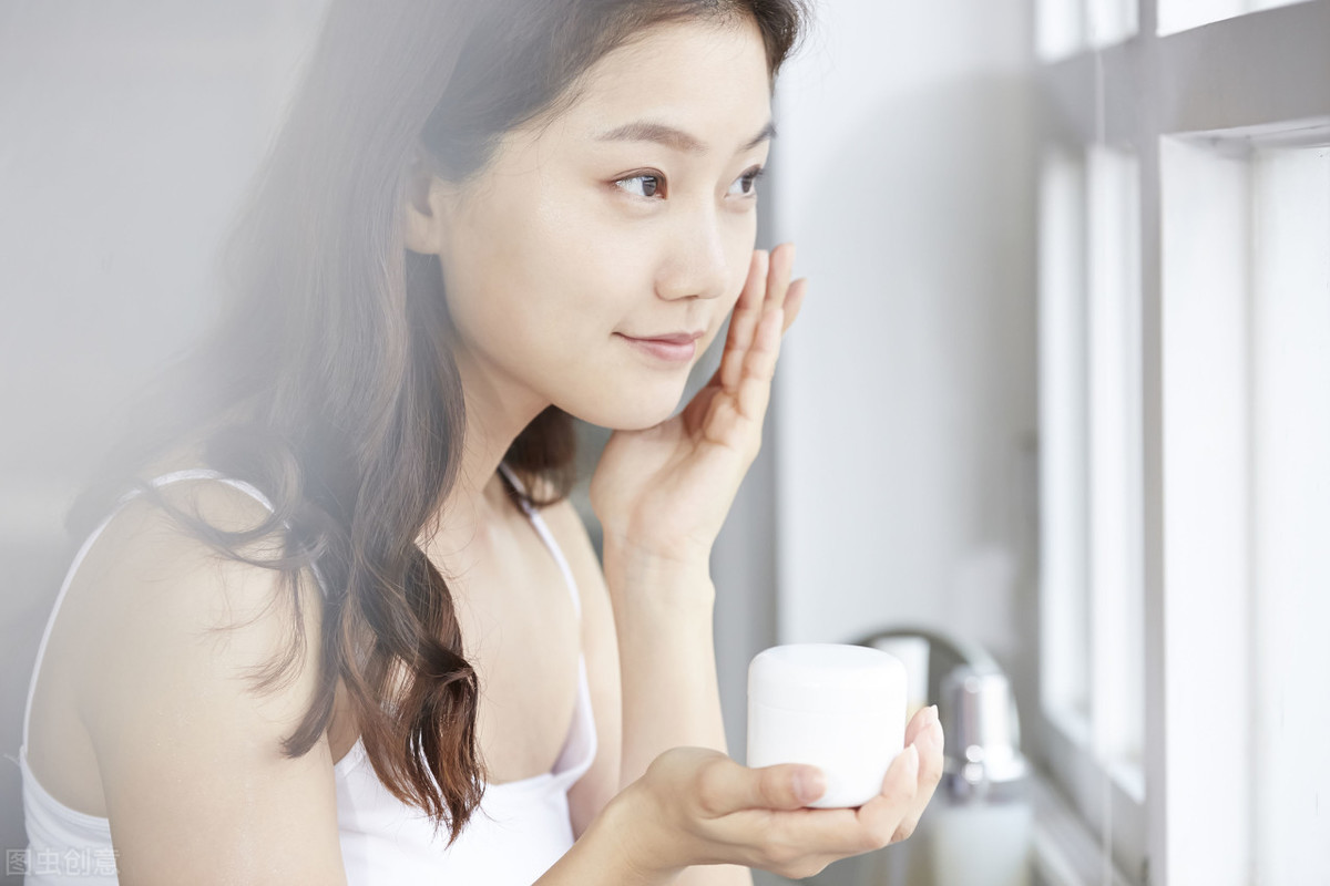 皮肤干燥容易起皱纹？坚持“4法4多”，还你水嫩光泽肌