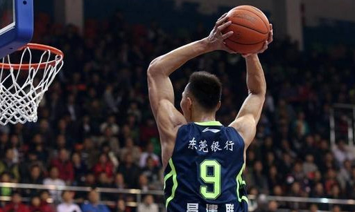 为什么cba中锋那么少扣篮(NBA中锋运球技术CBA后卫好？篮坛名宿不愿承认，郭艾伦第一个不服)