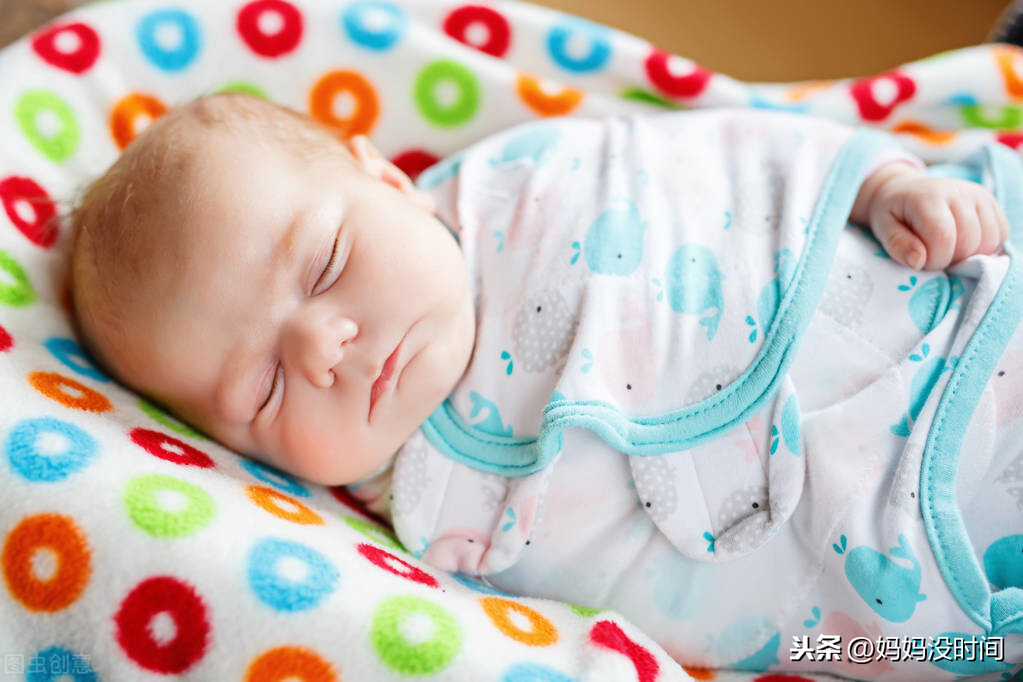 宝宝多大才能睡枕头，怎样睡出好头型，哪些材质的枕头不能买？
