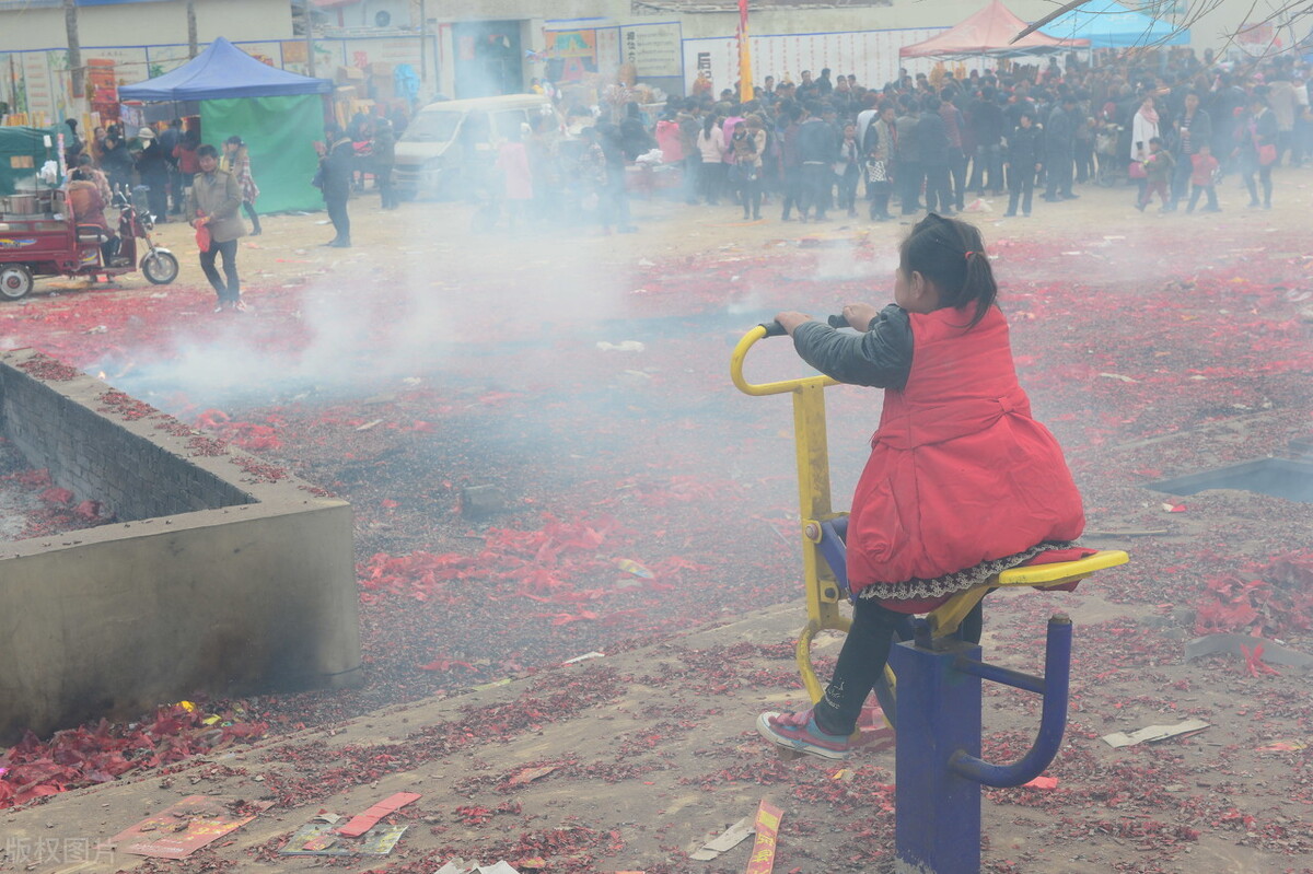 过年燃爆竹的来历和寓意，燃爆竹吓走年兽，寓意吉祥