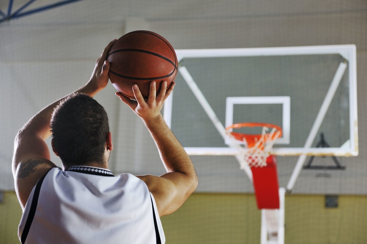 为什么nba球员身体都是弧线(投篮为什么要讲究“弧度”)