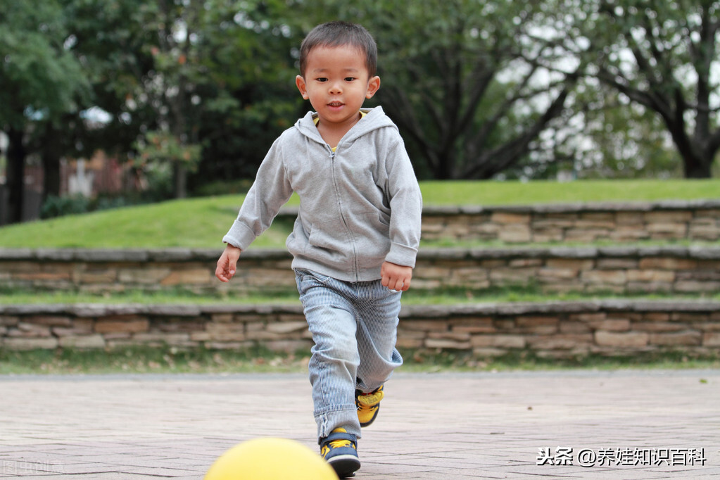 足球比赛为什么带小孩子(幼儿足球的意义有哪些？了解这3点之后，难怪教育部要推出试点)