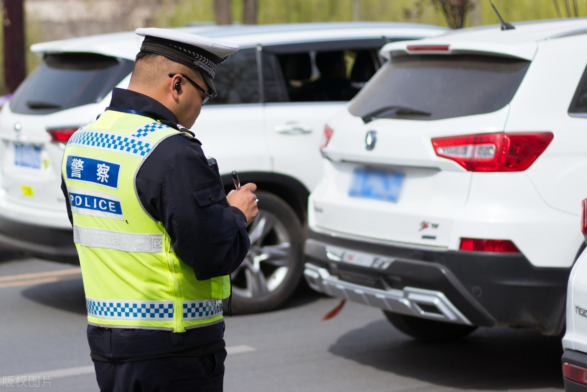 自己驾照上的分数马上就要扣完了，可以借别人的驾照吗？