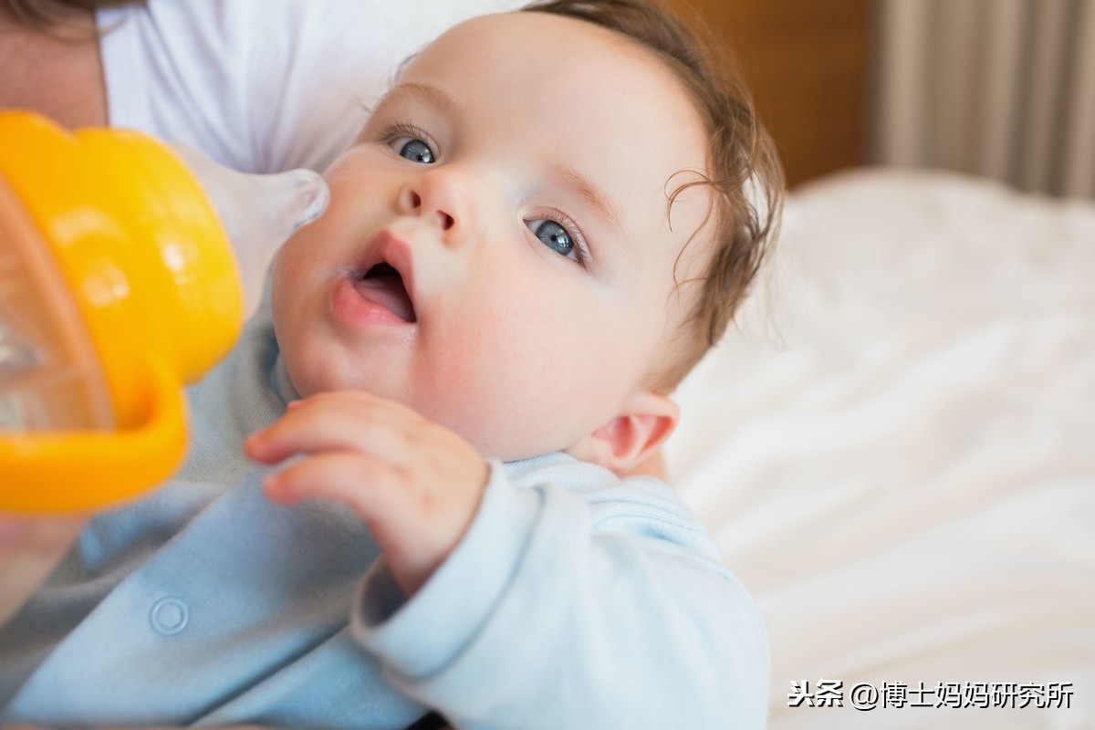 婴儿不会用奶瓶吃奶怎么办（宝宝不接受奶瓶怎么办）