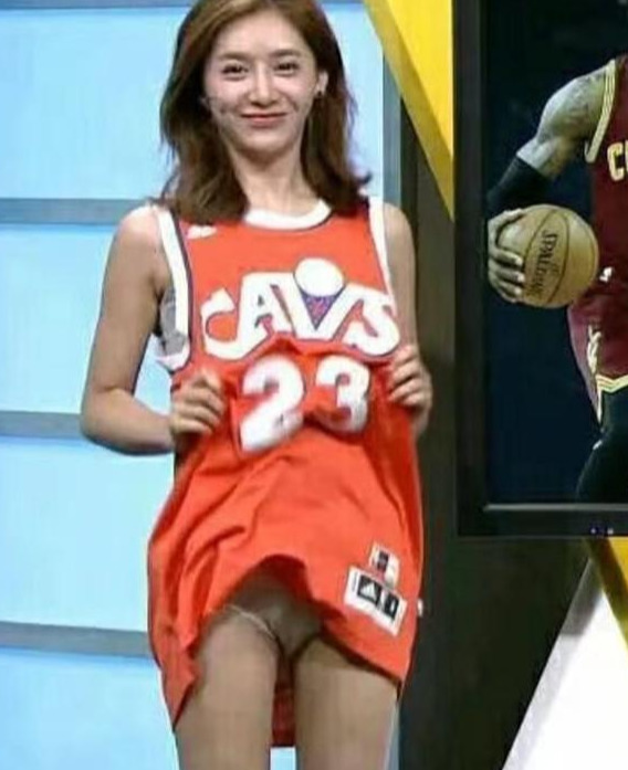 腾讯NBA第一女神，美娜直播露底，被网友质疑：腿缝怎么这么大？