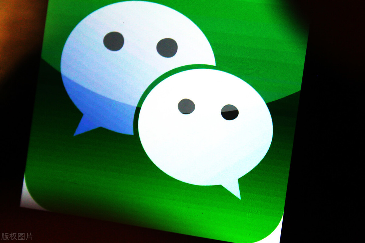 微信里面有一个按钮，能将相册图片直接拼成长图，涨知识了