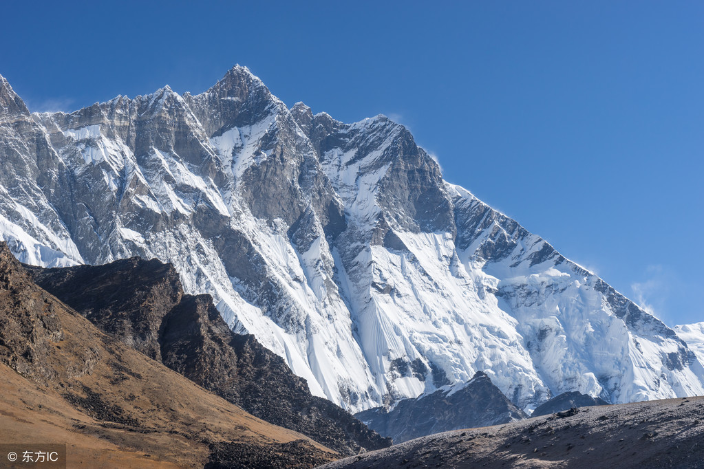 庄严、巍峨、肃穆，圣洁美丽的雪山，描写雪山的句子