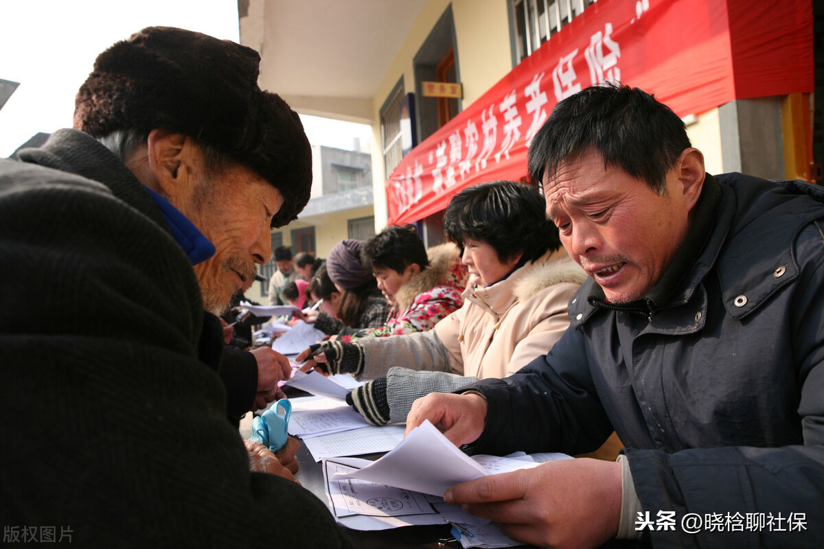 交9年新农保，50有必要再转职工社保？了解利弊才不能不出岔子