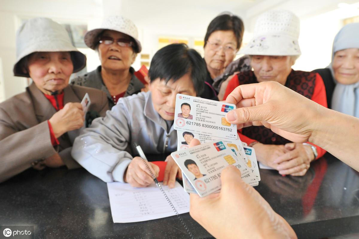 今年60岁，社保缴费12年，还差3年，怎么办才能领养老金？