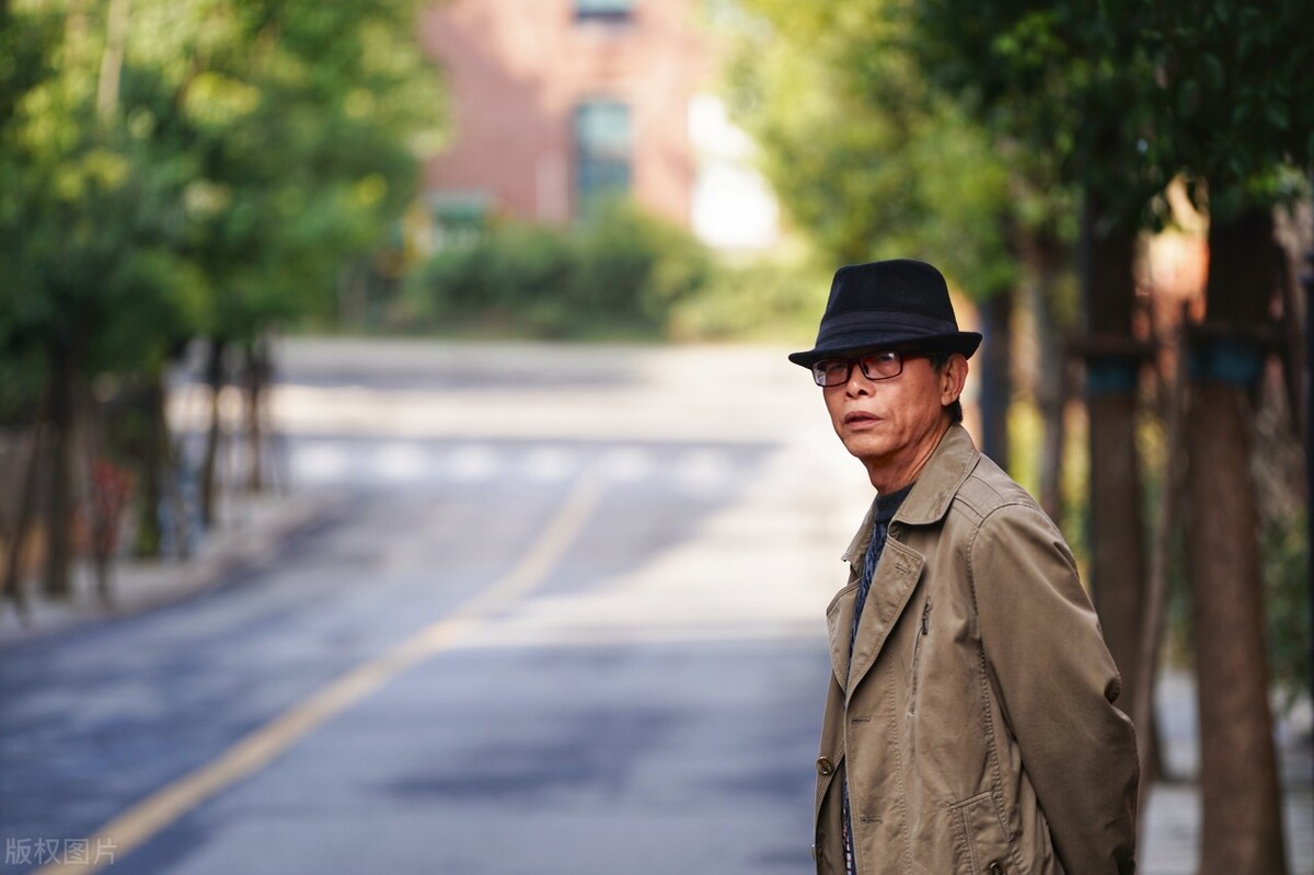 父亲眼含泪光絮叨：“原本是你的依靠，殊不知已成累赘”