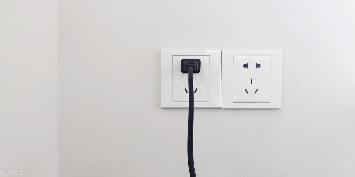 The switch socket layout is too casual. After the post-stay, the problem was found, and regret did not listen to the teacher's suggestion.