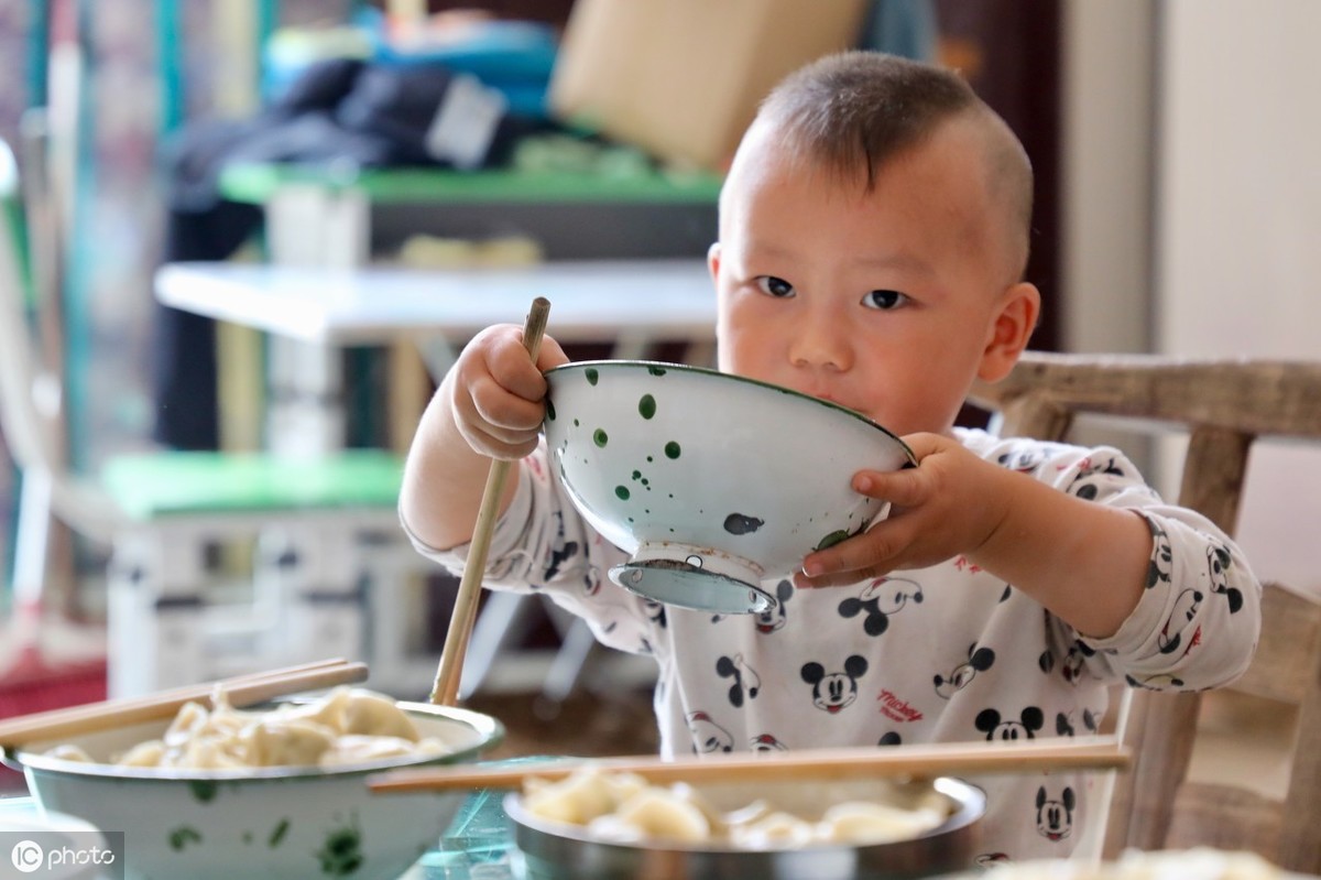 宝宝添加辅食后拉肚子，医生多问一句话，奶奶错误喂养方式是主因