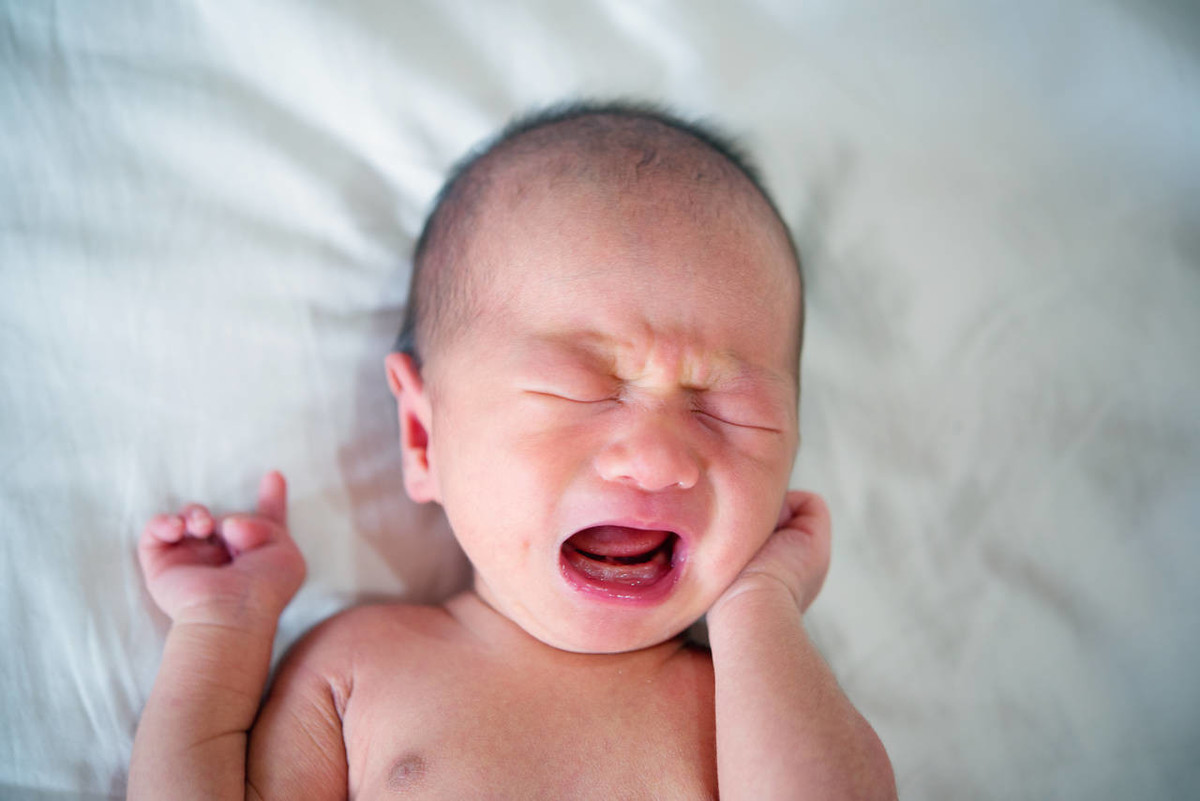 “孩子一月睡，二月哭”，宝宝哭闹很心烦？试试这样安抚婴儿