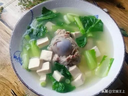小白菜骨头汤的家常做法(清香浓郁小白菜骨头汤的炖煮妙技)