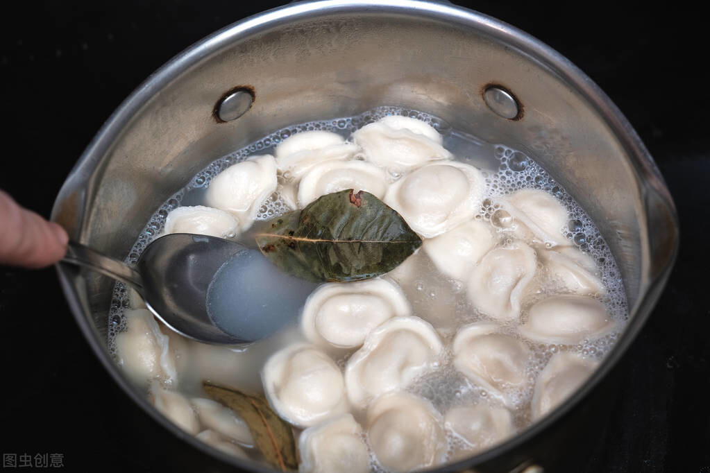 煮餃子一般煮多少分鐘(學會這一招餃子鮮美又多汁)