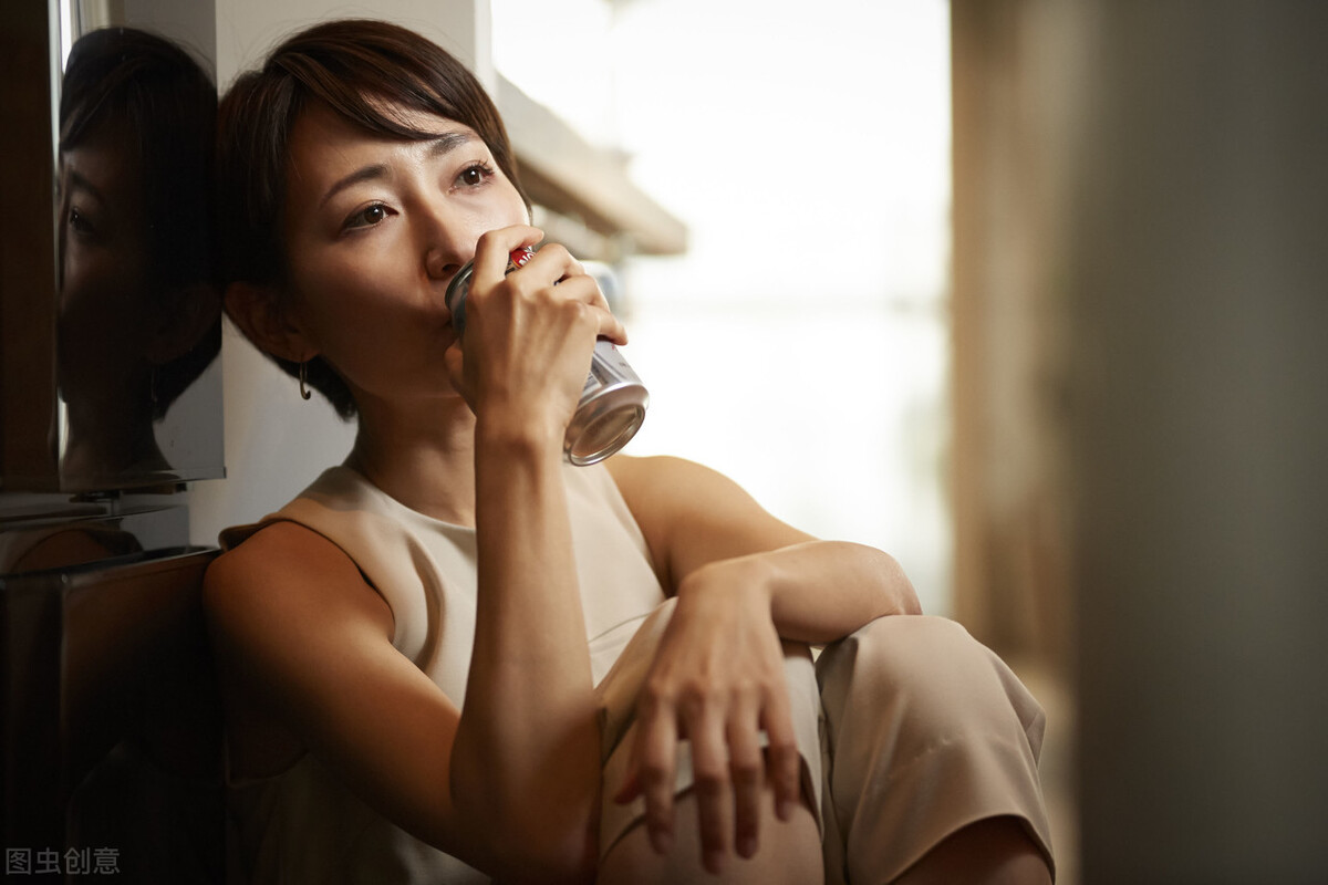 父亲眼含泪光絮叨：“原本是你的依靠，殊不知已成累赘”