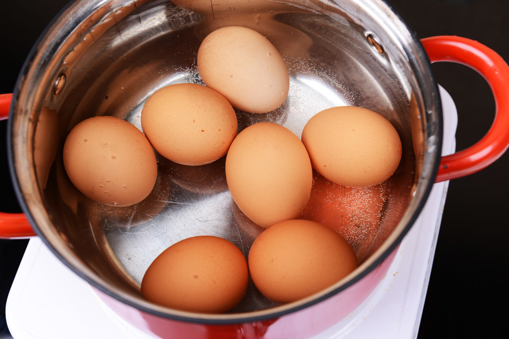 煮鸡蛋时，为什么总是破裂？试试这样煮，鸡蛋不破皮还好剥