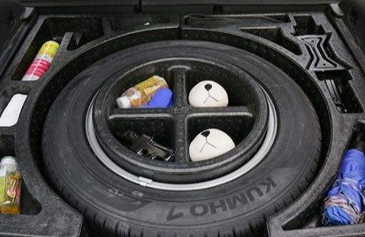 轿车的三种取备胎方法，第三种最让人尴尬